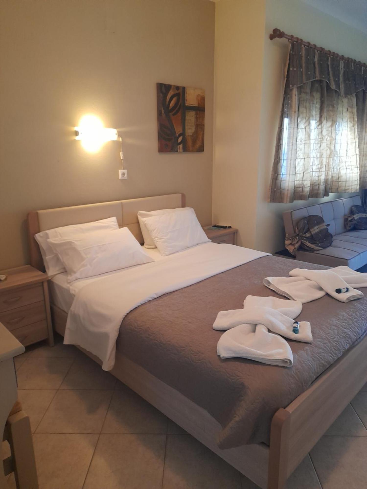 Delfini Aparthotel Akhladherí Buitenkant foto