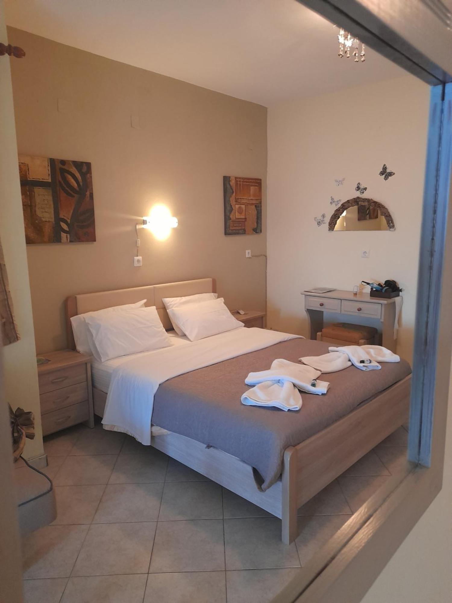 Delfini Aparthotel Akhladherí Buitenkant foto