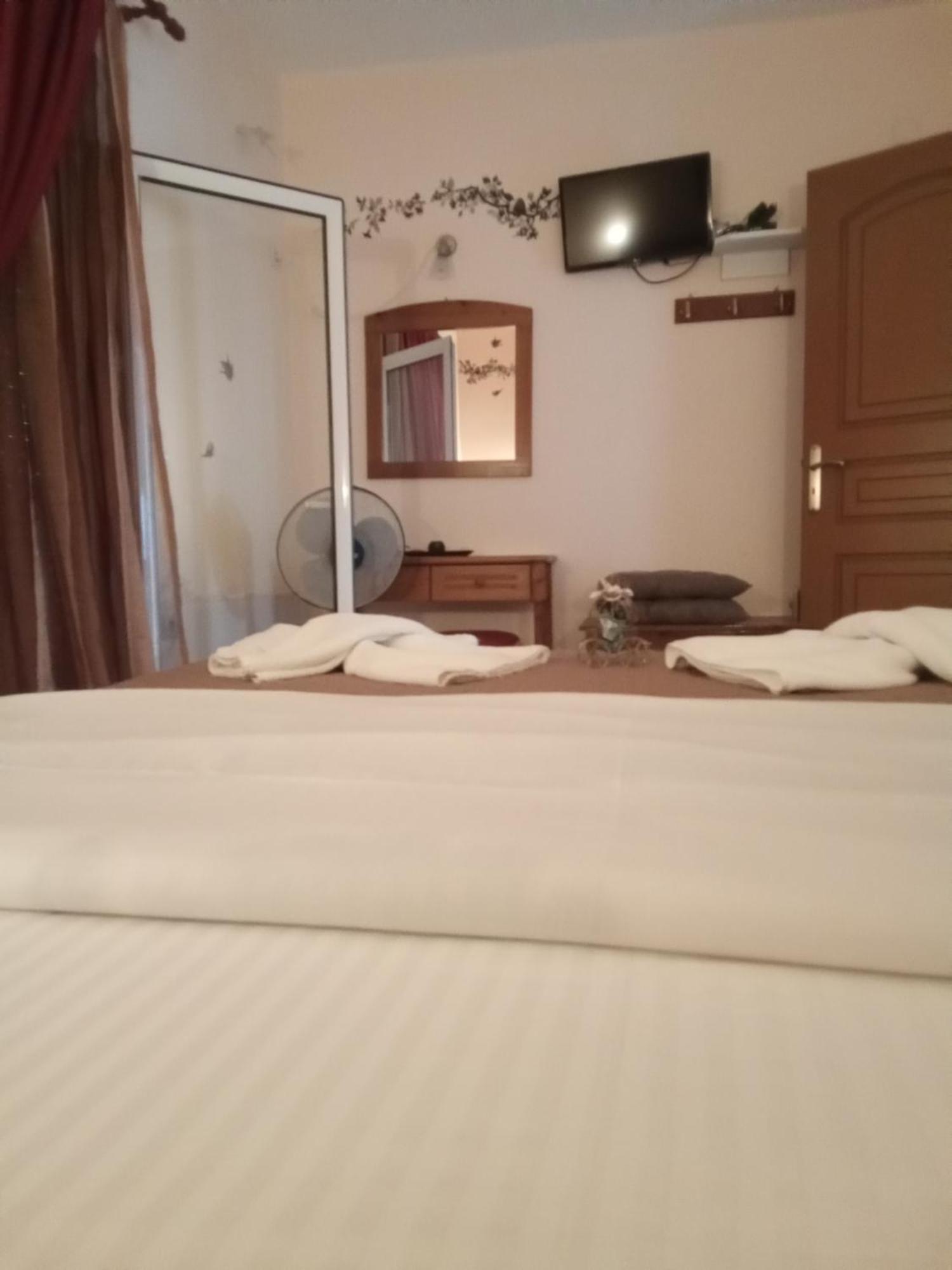 Delfini Aparthotel Akhladherí Buitenkant foto