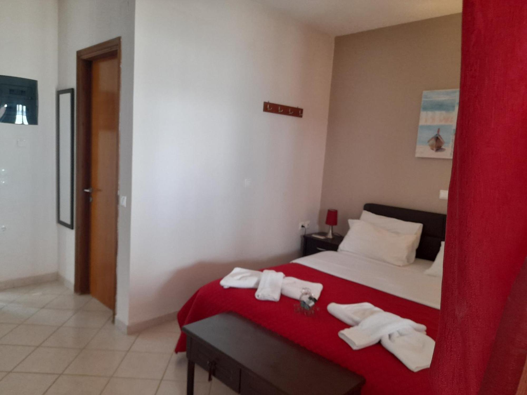 Delfini Aparthotel Akhladherí Buitenkant foto